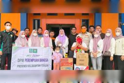 Perempuan Bangsa Kalteng bagikan 1.000 masker dan air mineral untuk warga Puruk Cahu