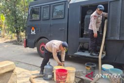 Brimob Polda Jambi salurkan air bersih ke pesantren dan warga