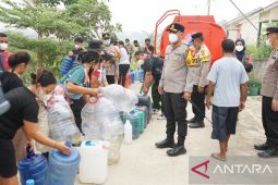 BPBD-Polres Bengkayang salurkan air bersih warga terdampak kemarau