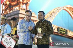 Pemprov Kaltim raih dua penghargaan terbaik layanan pendidikan dan kesehatan