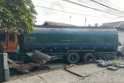 Rumah warga di Sergai ambruk dihantam truk tangki