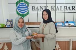 Bank Kalbar berbagi kue tradisional dan peduli kesehatan momen Harpelnas 2026