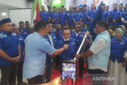 Dr. Saleh Partaonan lantik tim relawan pemenangan Pemilu 2029 di Padang Lawas