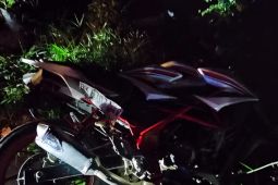 Pensiunan PNS tewas tabrak mini bus dan truk kontainer