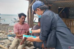 LKBN ANTARA bagikan masker ke warga terdampak abu Krakatau