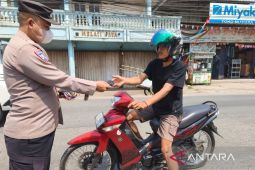 Polisi Bogor bagikan masker antisipasi abu vulkanik Anak Krakatau
