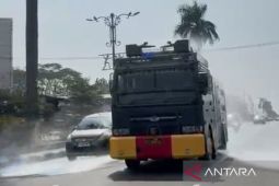 Polres Bogor kerahkan water cannon bersihkan abu vulkanik di jalan