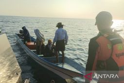 Tim SAR Tual evakuasi lima nelayan terombang-ambing di laut