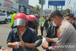 Polres Cianjur bagikan 2.000 masker antisipasi abu vulkanik Anak Krakatau