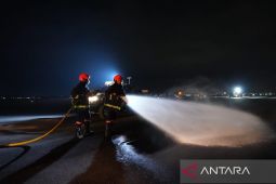 Jaga keselamatan penerbangan, runway Bandara Soetta dibersihkan