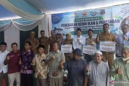 Bantu Pokdakan Betara-Tebing Tinggi, SKK Migas PetroChina Salurkan Sapi hingga Bibit Ikan