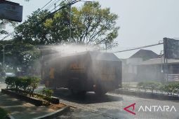 Abu Krakatau tebal, Polres Cianjur terjunkan Water Canon untuk cuci jalan