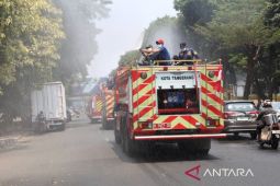 Tekan dampak abu vulkanik, Pemkot Tangerang semprot berkala ruas jalan