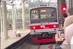 Penumpang yang diduga lompat ke rel saat KRL melaju di Tanah Abang dievakuasi petugas