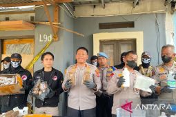 Polres Cimahi bongkar rumah kosong produsen tembakau sintetis senilai Rp15 miliar