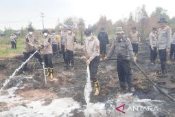 Polda Kalsel kirim satu ton cairan inovasi karhutla ke Kalteng