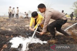 Mahasiswa ULM praktek suntik gambut dengan cairan surfaktan inovasi Polda Kalsel