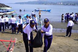 Kodaeral VII bersihkan destinasi wisata Pantai Karang Ria Manado