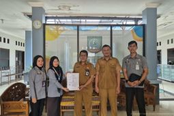 Kemenkum serahkan Sertifikat Merek Kerajinan KDMP Belitung Timur