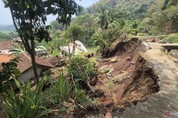 Tiga rumah rusak akibat longsor tanggul irigasi di Kutawaringin Bandung