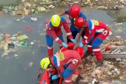 Jenazah seorang pria ditemukan mengapung di sekitar pintu air Kebon Manggis Jaktim