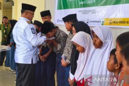 Baznas Nabire salurkan beasiswa pendidikan kepada 88 pelajar