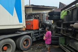 Kecelakaan beruntun di Jamin Ginting Sibolangit, empat rumah dan sekolah rusak