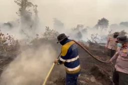 Brimob BKO dari Polda Bali di Kalbar bertugas padamkan karhutla hingga bakti sosial