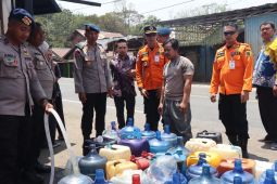 BPBD Tabalong dan SatBrimob Polda Kalsel berikan bantuan air siap minum