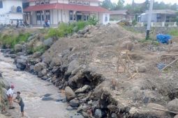Air Bah Gunung Marapi terjang lokasi sisa bencana Bukik Batabuah Agam