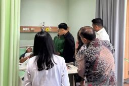 Wapres Gibran dan Gubernur Bobby tinjau siswi bermasalah dengan menu MBG di Karo