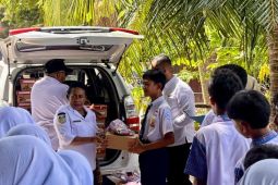 Disdik Kota Jayapura bagi sepatu sekolah bagi siswa korban kebakaran