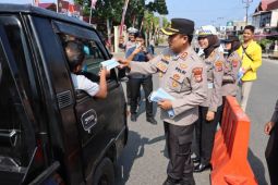 Polres Pasaman Barat turun ke jalan bagikan masker antisipasi dampak karhutla