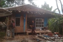ASN Jabar renovasi 18 rumah tidak layak huni di Garut lewat Poe Ibu