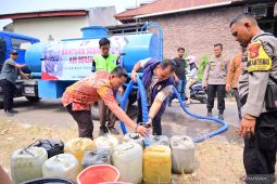 Ditreskrimsus Polda Jambi bagi sembako dan air bersih warga terdampak kemarau