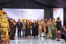 Dekranasda Bali angkat tenun endek dalam peragaan busana ekonomi kreatif Wastra Hitakara