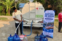 PLN salurkan sebanyak 50 ribu liter air bersih bagi warga dan santri di Provinsi Kalbar