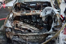 Sebuah mobil listrik terbakar usai hantam separator busway