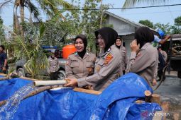 Polwan Polres Belitung salurkan lima ton air bersih untuk warga