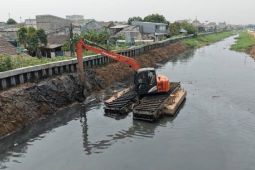 Pemkot Tangerang manfaatkan kemarau angkat sedimen di kali