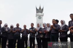 Wartawan Bukittinggi gelar doa bersama di Jam Gadang untuk jurnalis hilang di Krakatau