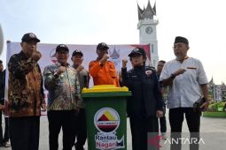 Wujudkan kota bersih, Pemkot Bukittinggi terima bantuan 50 tong sampah dari Gebu Minang