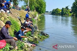 Pemkab Karawang gelar mancing gratis di saluran irigasi 30 kecamatan