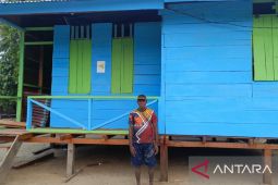 Pokja Kampung Akar gunakan dana YPMAK bantu bangun rumah warga.