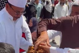 Ketua DPRD Kalsel berbagi kurma dan air mineral saat umrah