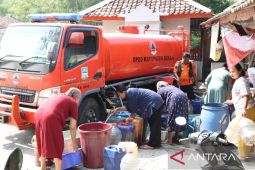 Pemkab Bekasi telah salurkan 10 juta liter air bersih ke warga terdampak kekeringan