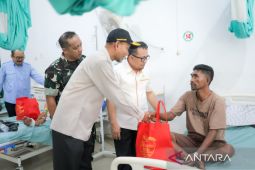 Anggota DPRD bersama Gubernur Kalsel kunjungi korban selamat kecelakaan KM Virgo