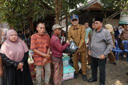 Wabup HSU serahkan bantuan korban kebakaran di Kamayahan