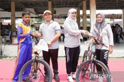 Senam bersama peringatan Haornas di Palas, Bupati dan Ketua TP PKK serahkan hadiah Doorprize