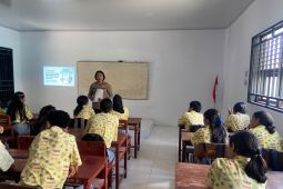 Polda Maluku bekali pelajar etika pergaulan dan bijak bermedia sosial lewat program polisi mengajar